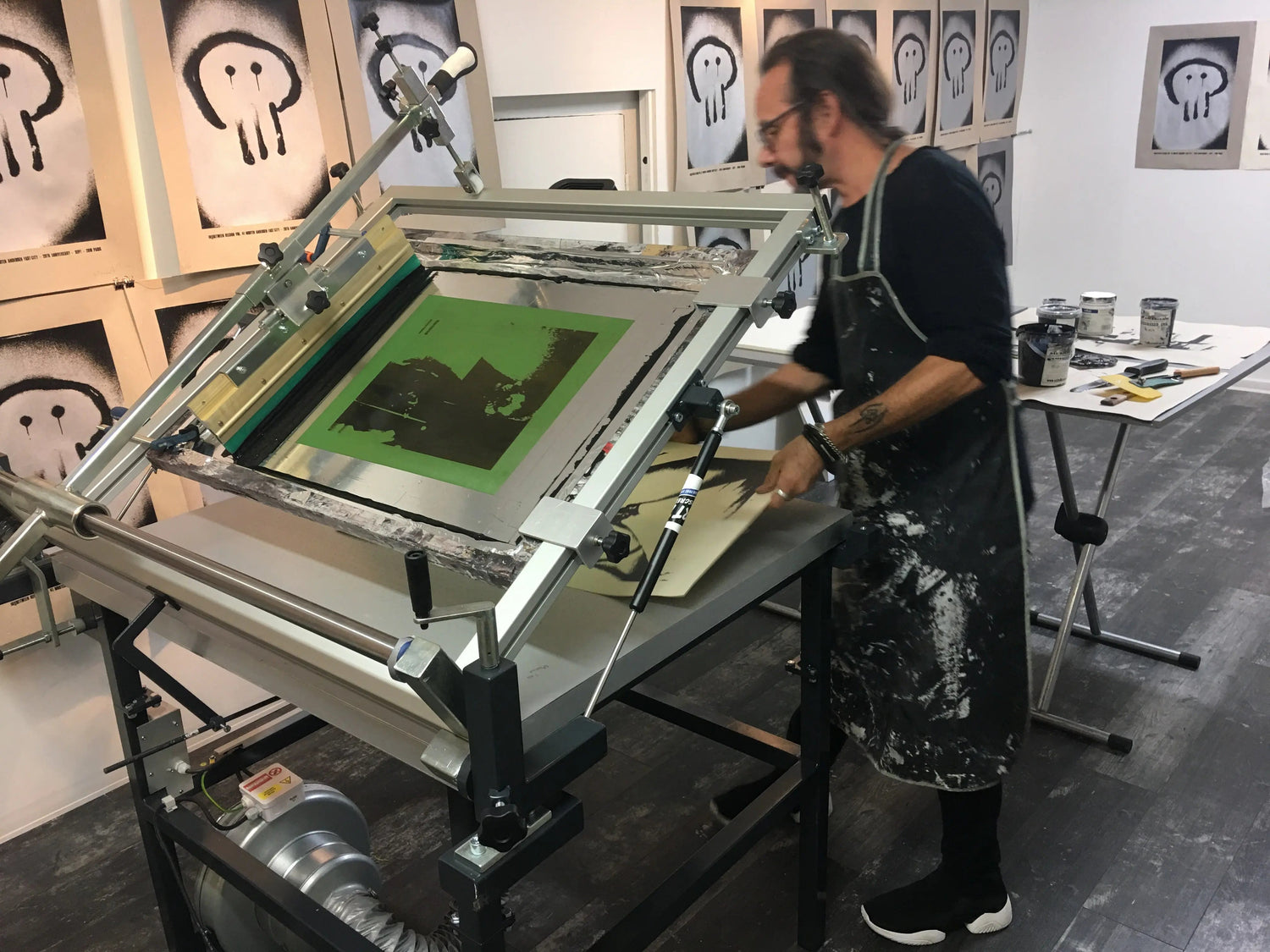 Flatbed table for screen printing onto flat surfaces